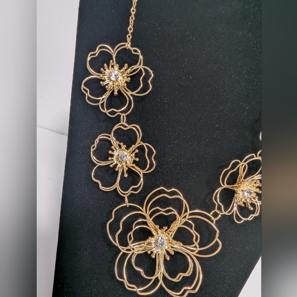 Elegant Gold Color Floral Necklace - Picture 2 of 4